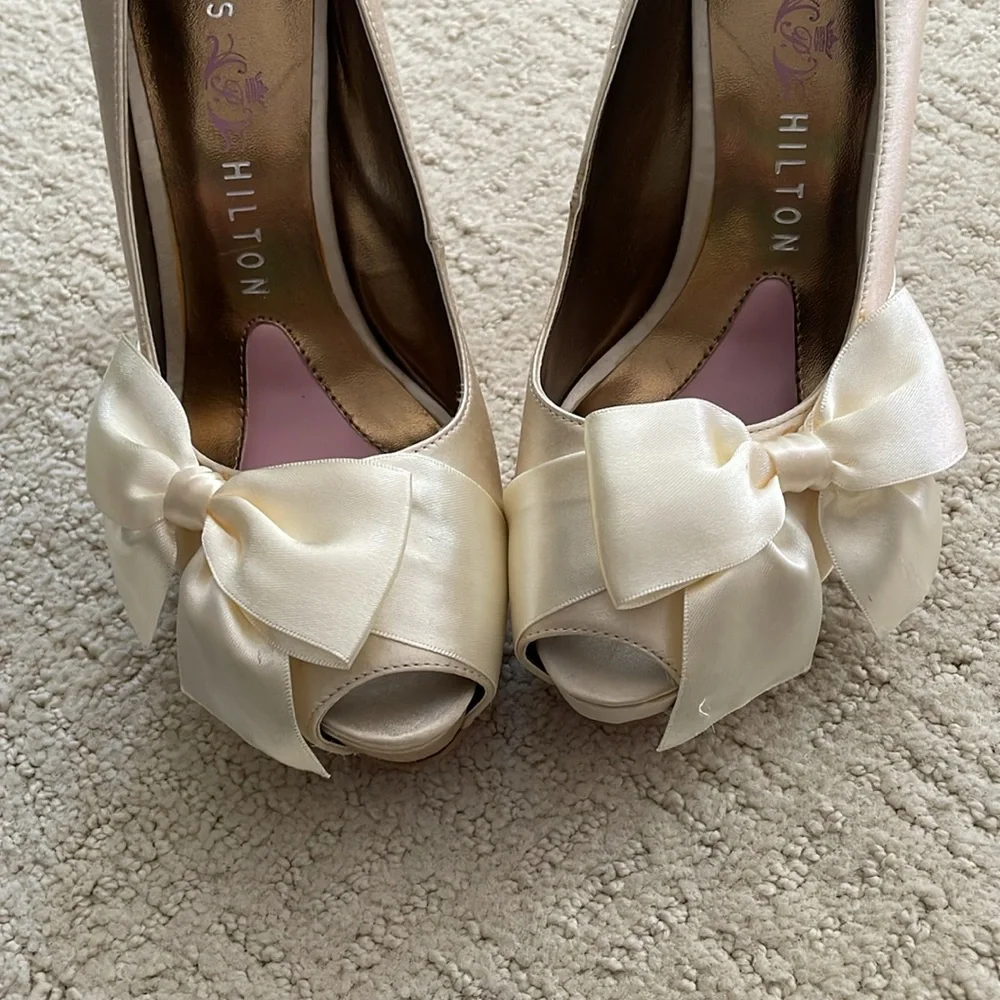 NWOT PARIS HILTON absolutely GORGEOUS ivory satin high heels! 6M - Picture 5 of 9